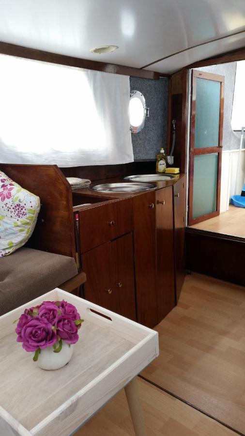 Jutrijp Boat Ella - Kamperen Op Het Water -Niet Om Mee Te Varen -Read Host Profile-Lees Hostprofiel المظهر الخارجي الصورة