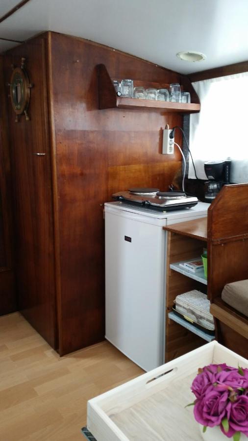 Jutrijp Boat Ella - Kamperen Op Het Water -Niet Om Mee Te Varen -Read Host Profile-Lees Hostprofiel المظهر الخارجي الصورة