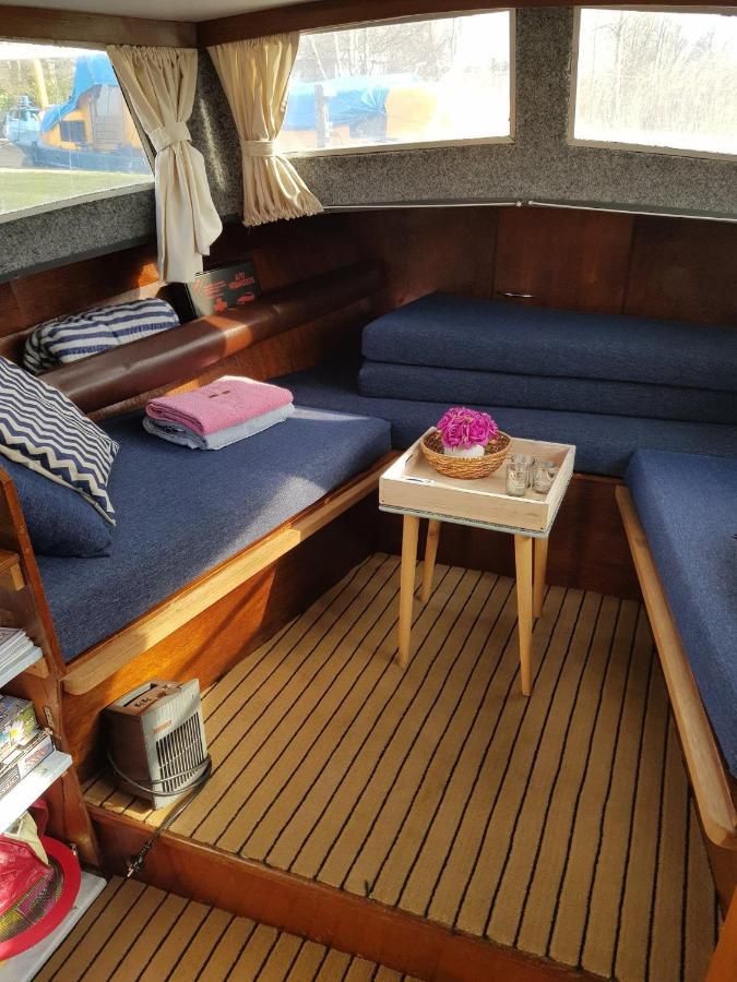 Jutrijp Boat Ella - Kamperen Op Het Water -Niet Om Mee Te Varen -Read Host Profile-Lees Hostprofiel المظهر الخارجي الصورة