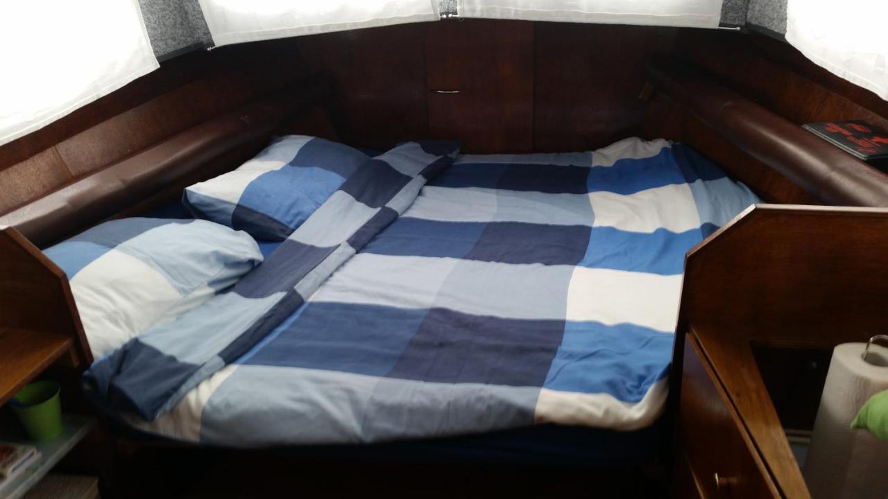 Jutrijp Boat Ella - Kamperen Op Het Water -Niet Om Mee Te Varen -Read Host Profile-Lees Hostprofiel المظهر الخارجي الصورة