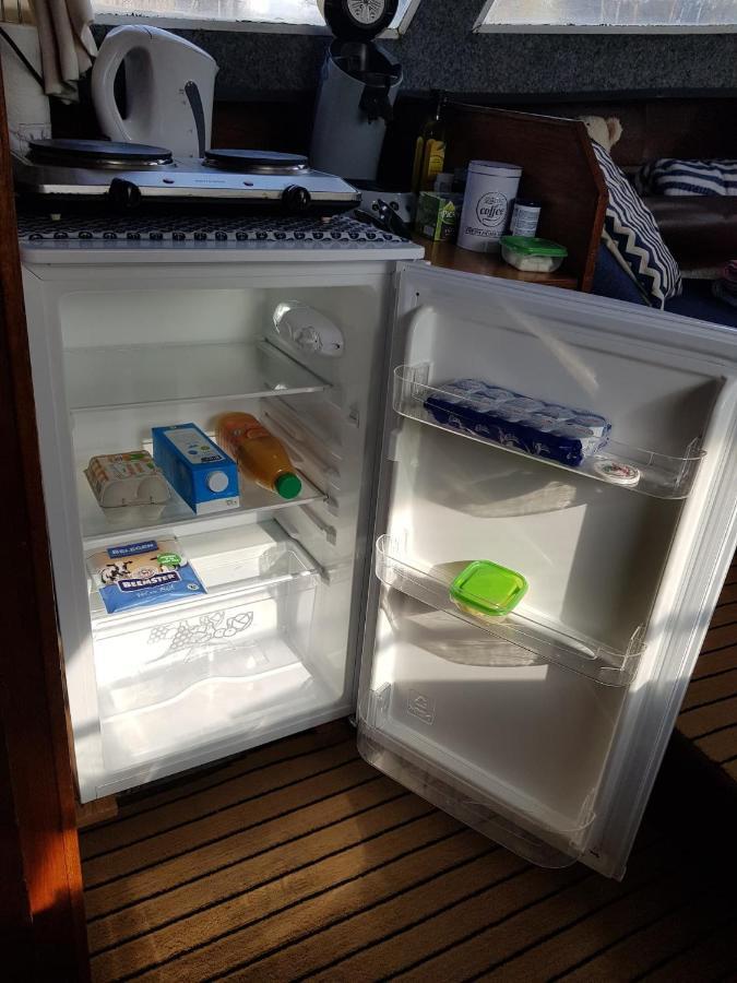 Jutrijp Boat Ella - Kamperen Op Het Water -Niet Om Mee Te Varen -Read Host Profile-Lees Hostprofiel المظهر الخارجي الصورة