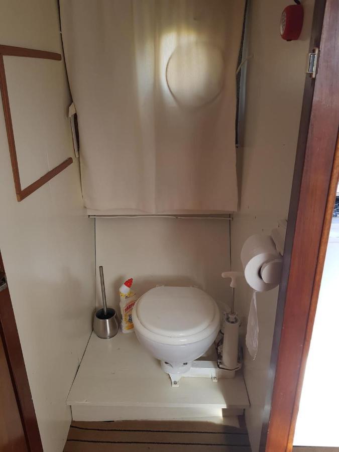 Jutrijp Boat Ella - Kamperen Op Het Water -Niet Om Mee Te Varen -Read Host Profile-Lees Hostprofiel المظهر الخارجي الصورة
